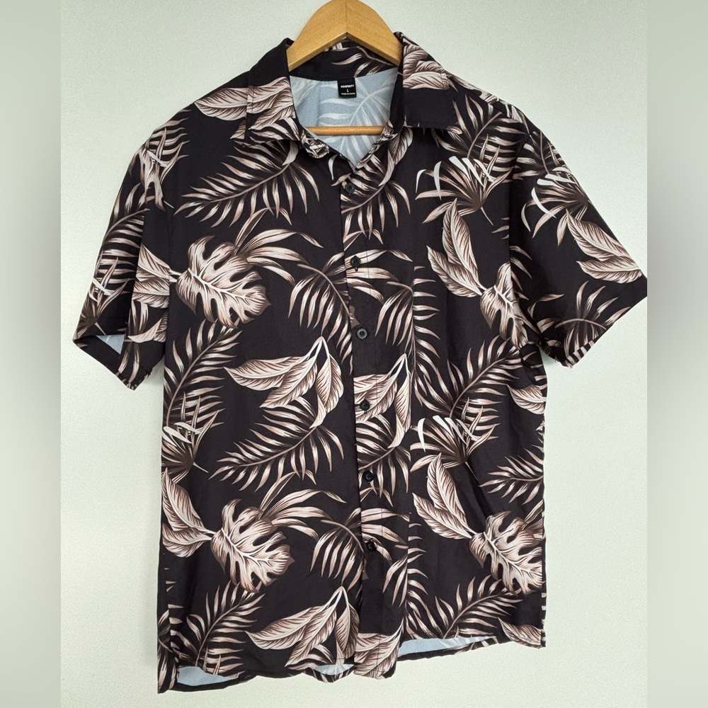 Manfinity 23” PTP Leaf Print Men's Shirt Black/Cream, Size Large.